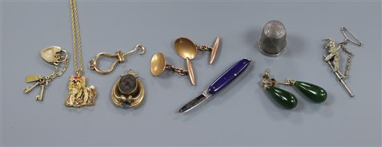 A pair of 9ct gold cufflinks, a 9ct padlock clasp with charms, and other items including articulated Mr Punch charm.